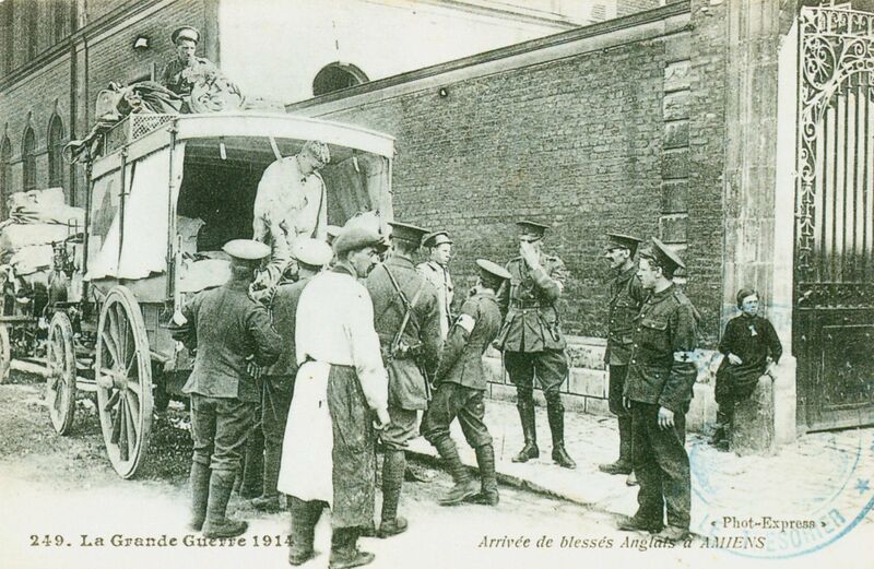  1914-1918 Arrivée de blessés anglais d'Amiens Arrival of English casualties of Amiens.jpg 